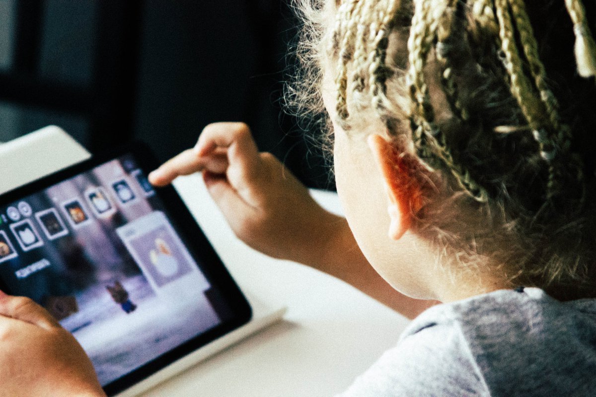 ACU_ICPS's tweet photo. No charges laid against youths in Tasmanian school who used AI for sexual harassment. @HigginsDaryl said "such incidents shouldn't be possible &amp; calls for greater “guardrails and safeguards” to be applied to AI platforms" @ThinkUKnow
https://t.co/1bWj7GwgJ4 via @dailytelegraph https://t.co/I5PPj9oycy