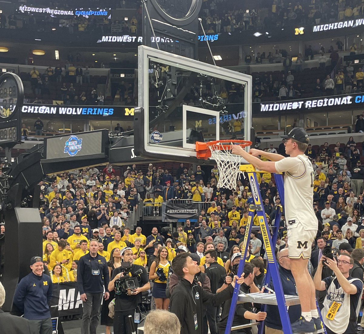 Isaac__Trotter's tweet photo. Best seat in the house for Dusty May to watch his son, Charlie, cut the nets down. https://t.co/yaYUIs8kAn