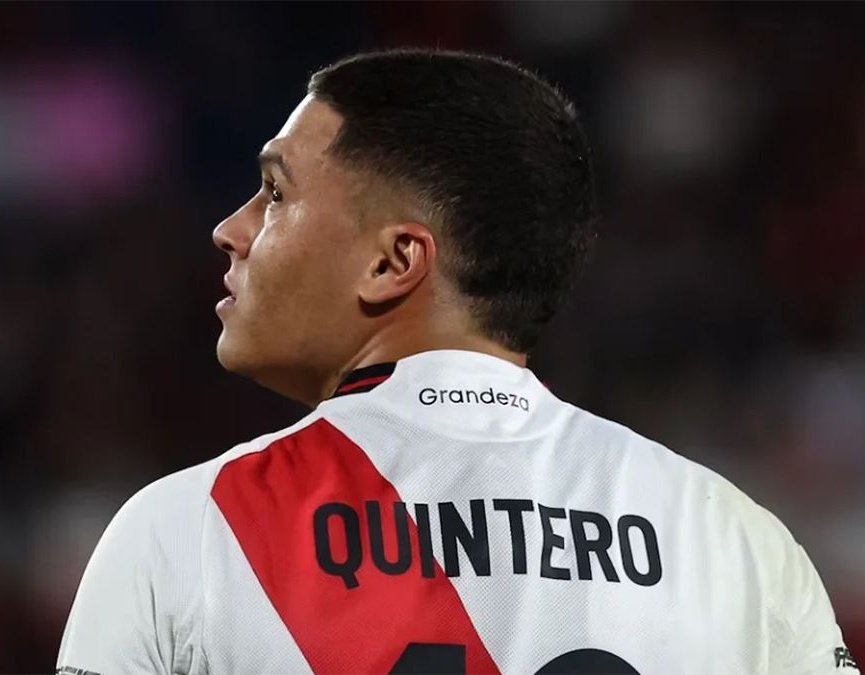 En el campo esta Zidane, Mbappe, Neymar, Olise, Batman y Ekitike.

Pero el que mas destaca es Jaunfer Quintero.