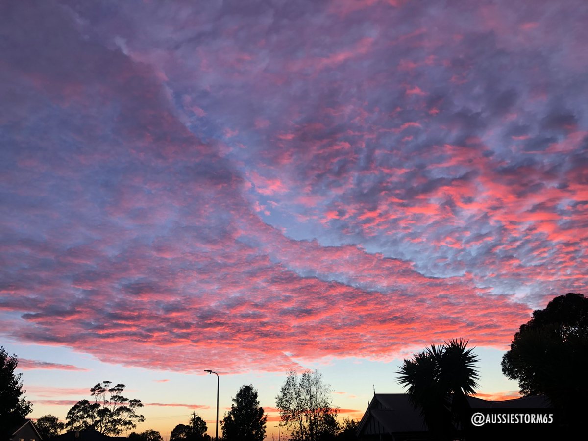 aussiestorm65's tweet image. Sunrise - Monday 30/3/26

#sunrise #stormhour #vicweather #nofilter #Geelong