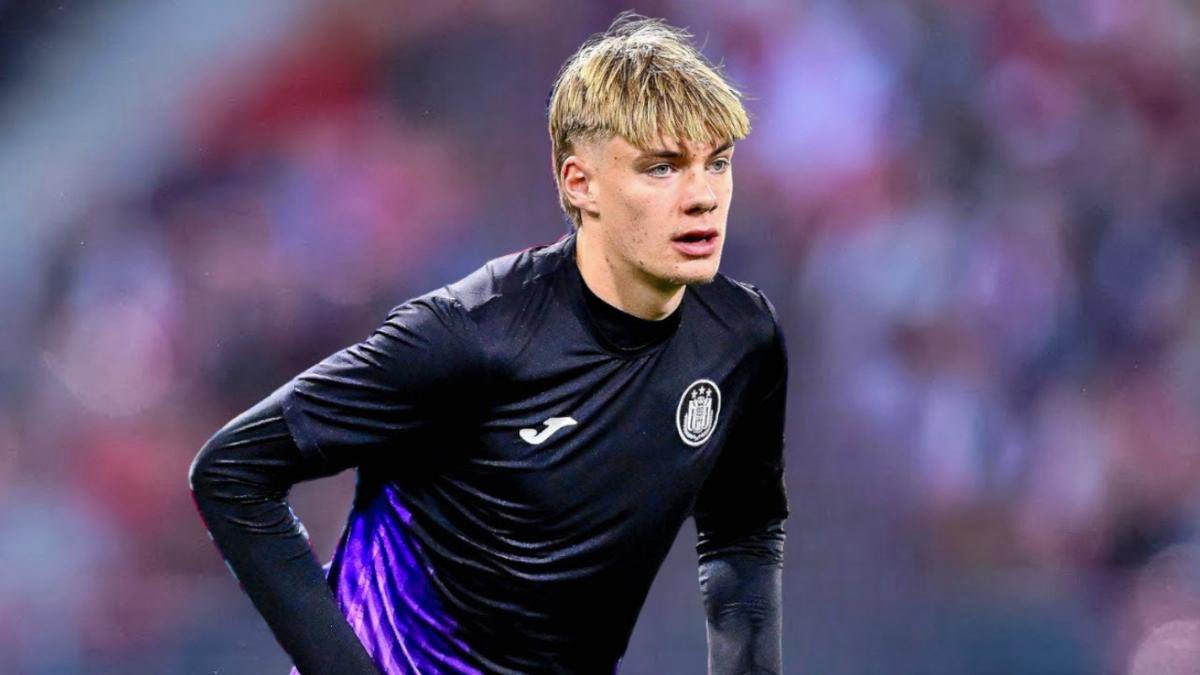 🚨 Anche il #Milan sulle tracce di Nathan #DeCat, centrocampista diciassettenne in forza all'#Anderlecht. Il belga è seguito da diversi club in Germania e Inghilterra, fra cui #BayernMonaco, #Dortmund e #Tottenham. De Cat, il cui contrato scade a giugno 2027, ha collezionato 14