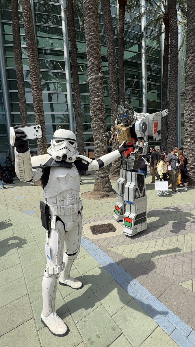 ParksAndCons's tweet image. Make sure to get those selfies in! Only 3 hours left  #WonderCon