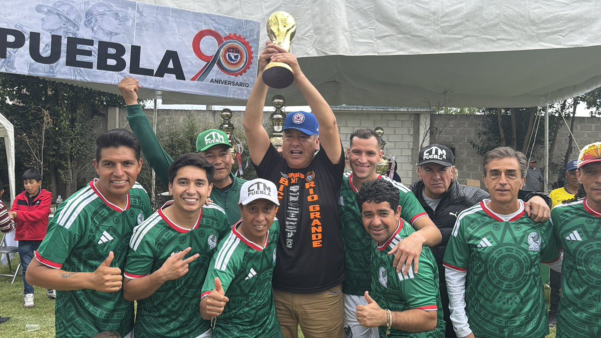 Equipo de Fut Bol @RioGrande <a href="/CTMPuebla/">CTM_FTPuebla</a> comandado por <a href="/leobardosoto/">Leobardo Soto</a> Director Tecnico , son CAMPEONES de la temporada y liga del @indetPurbla ganando cinco goles por cero al <a href="/galacticos/">galacticos</a> con un gran ambiente familiar en @RafaelLaraGrajales #Puebla
