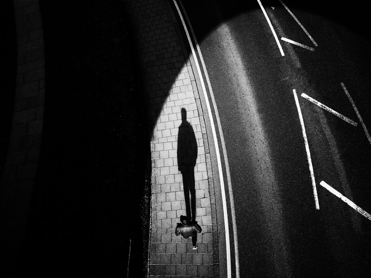 Sven804's tweet photo. Chester, 28/03/2026

#noir #filmnoir #cinematic #street #streetphotography #streetlife #shadows #blackandwhite #blackandwhitephotography #light #dark #gr2 #ricohgr #grsnaps #shootgr_northwest #ricoh #silhouette https://t.co/YjcHxUIIj4