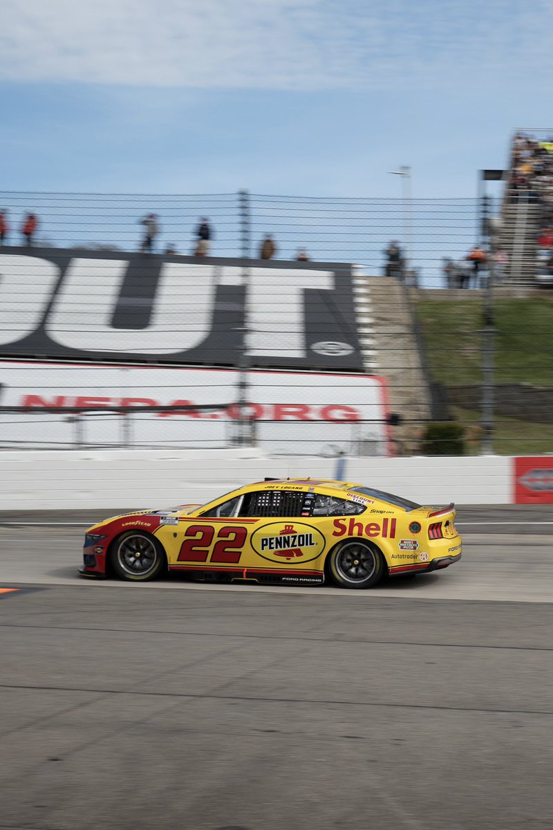 Team_Penske's tweet photo. Joey Logano up to third. 

All of our cars are running in the top-5. https://t.co/5C14U6ruQS