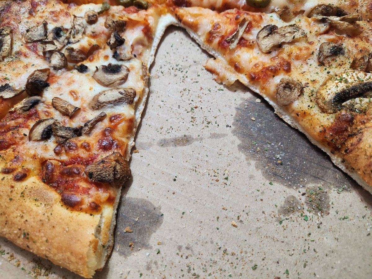 EXOMYLILBABIES's tweet photo. @dominosmx @martinolimx Oigan, se pasan de lanzaa, traté de resolverlo por uber eats pero no me dieron mayor solución, me mandaron una pizza con azúcar y canela, claramente no mi gusto ni comestible para mi. 🫠 https://t.co/yMW9VTqIeq