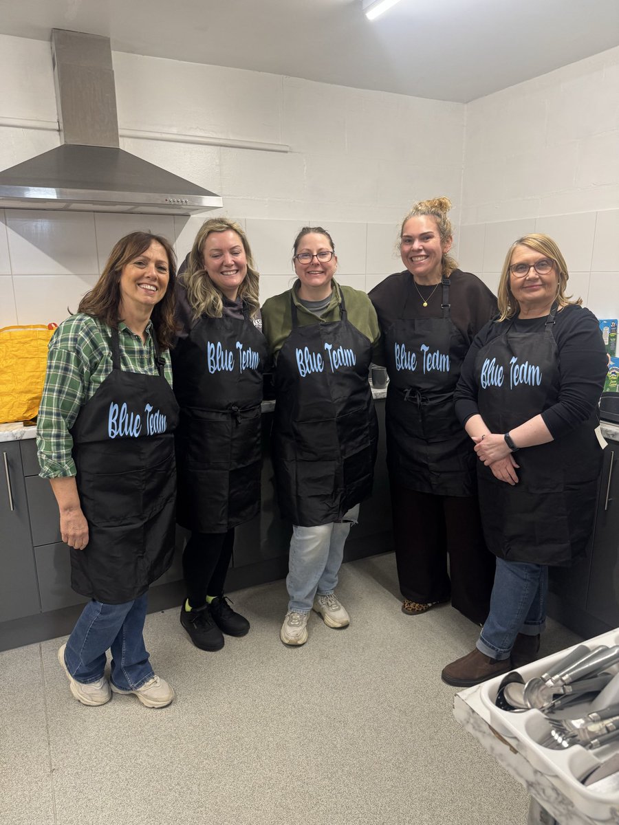 thechocolaterun's tweet photo. A huge well done to our new BlueTeam on completing their first drop-in tonight, serving our guests with Chilli with Rice and Garlic Bread followed by School Cake &amp; Custard. All guests took Take-Aways of Rolls &amp; Treats. Well done Blue Team!! 💙 https://t.co/CWAQQJ2tpo