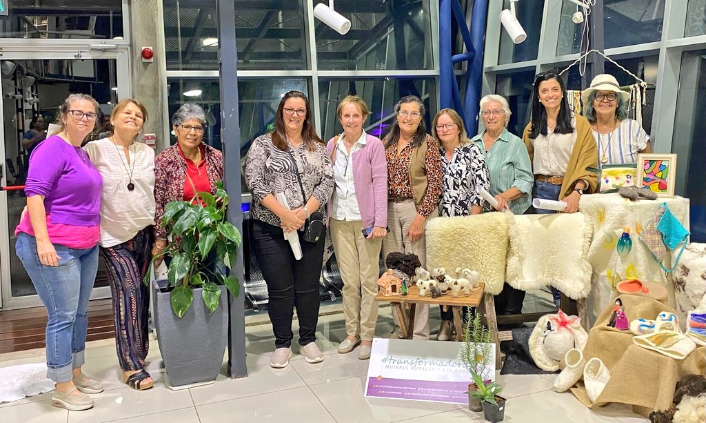 lourdesseq's tweet photo. 🔴Excelente jornada y ExpoFeria para la comunidad de Paso de los Toros. En respuesta a 1 pedido de las mujeres rurales "Isabelinas" durante la Mesa de Desarrollo SUR. Presencia de técnicos nacionales, de la Unidad de Género del MGAP, una genia @PaulaFlori5539 #Uruguay #Tacuarembó https://t.co/49evlHK3Au