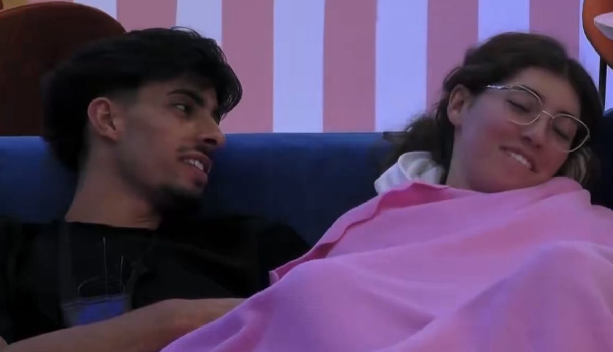 Diogo: "tenho respeito pela eva"

Corta para: o diogo a bater uma grelada no sofá com os colegas todos, inclusive a eva 

#sstvi