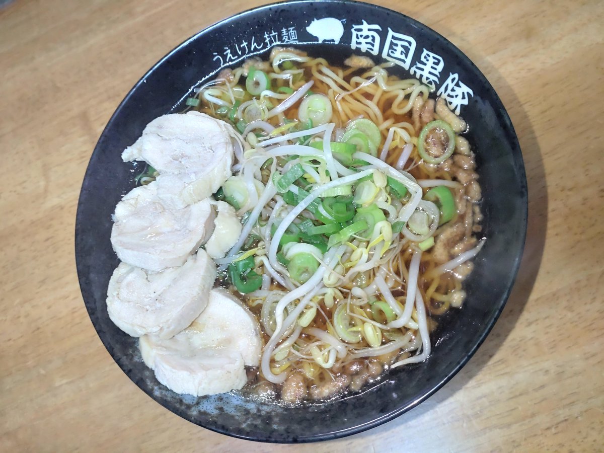 ButaNangoku's tweet photo. 鶏チャーシューを作ってみたのでそれに合う醤油ラーメンを作りました🍜 https://t.co/dNlgSEaa6G
