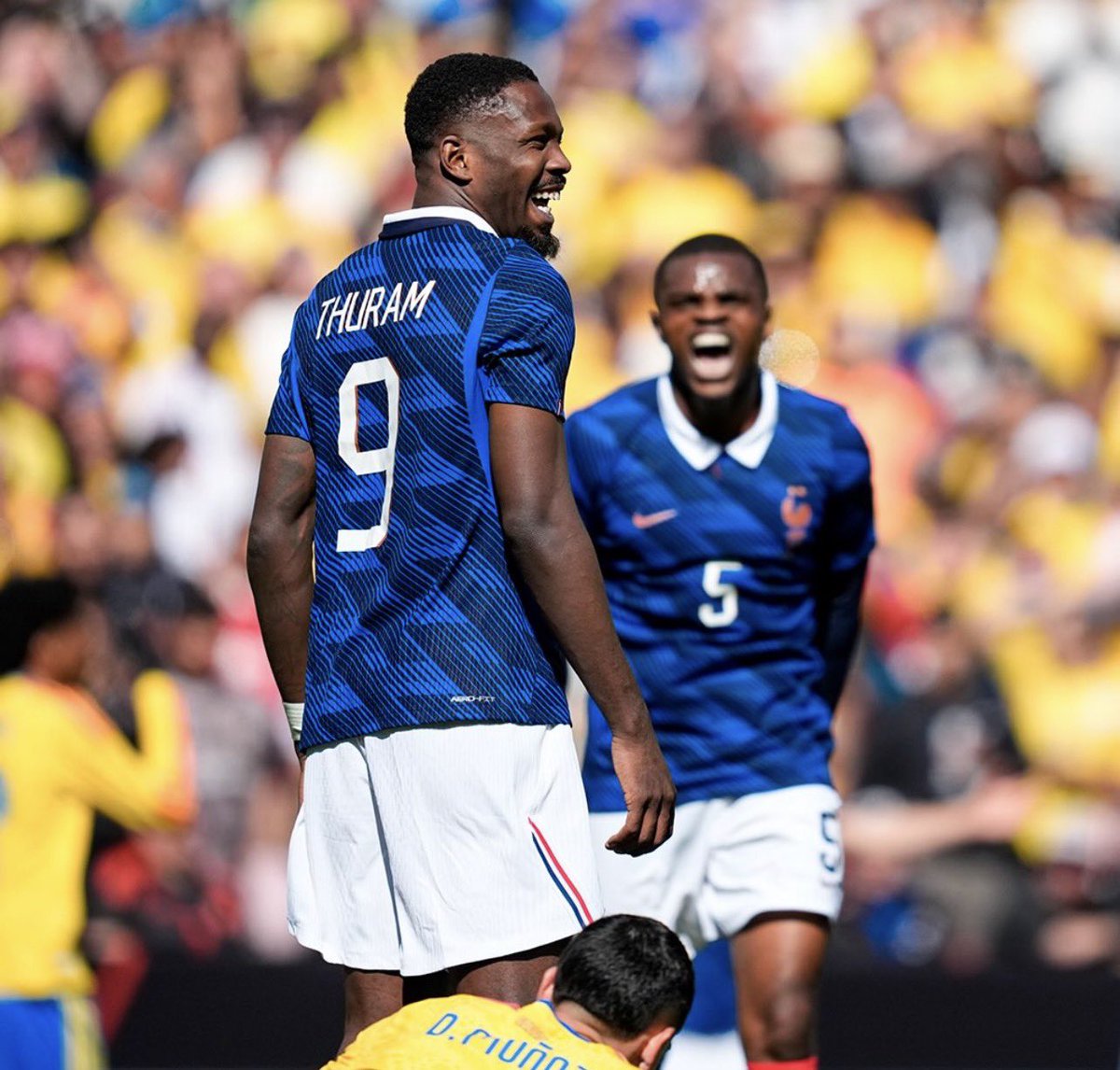 Kulturlesite_'s tweet image. 🚨 L’ÉQUIPE DE FRANCE REMPORTE SON MATCH CONTRE LA COLOMBIE 3-1 !! 🇫🇷🇨🇴

L’équipe 2 a fait un taff monstrueux 😮‍💨