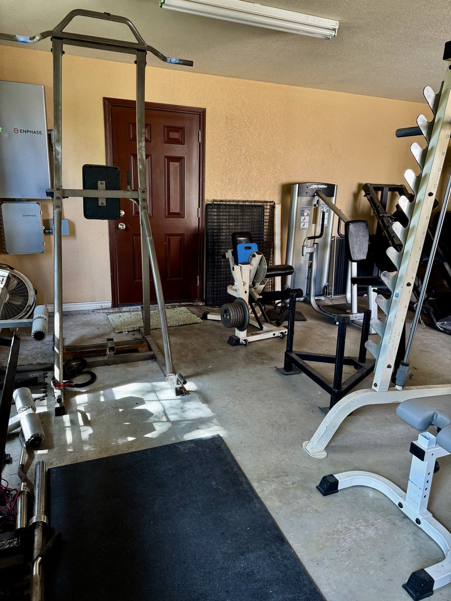 longhornCFO's tweet photo. Added a commercial grade stairmaster to the home gym & 30 minutes is tougher than my Hotworx cycling HIITs. Set this up when our oldest 2 were high school-college athletes & have kept on improving it for my workouts.
#DisruptAging #HomeGym #GarageGym
#NoRestDays https://t.co/4kaWF6ABjG