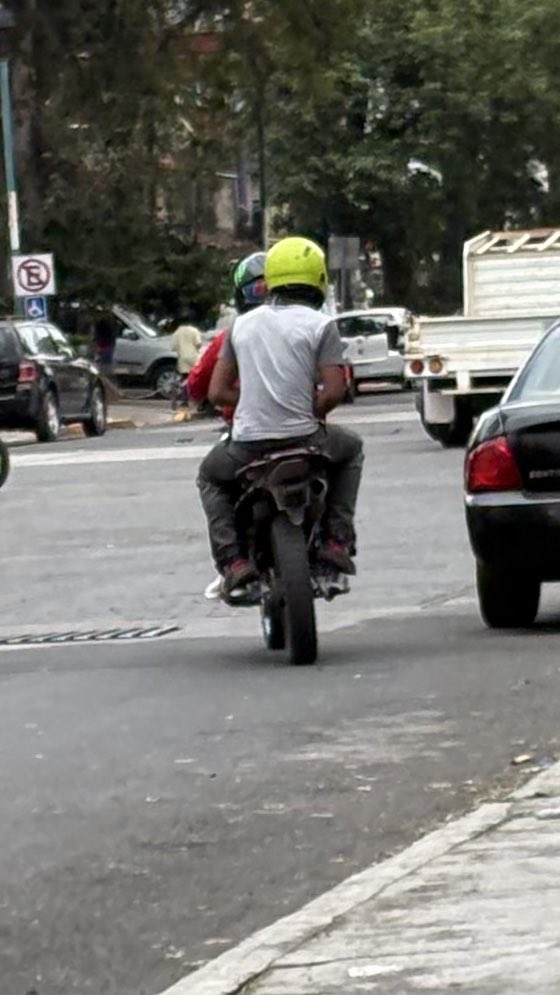 imn0tdarling's tweet photo. Amistades, tengan cuidado con estos asaltantes en la zona del dique.

Jalonearon y lastimaron a mi abuelita (una mujer de la tercera edad).

Son dos personas, una a pie y otra en moto 🚨🚨🚨🚨

#Xalapa https://t.co/INZPL1tItU