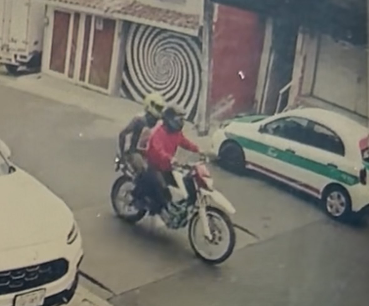 imn0tdarling's tweet photo. Amistades, tengan cuidado con estos asaltantes en la zona del dique.

Jalonearon y lastimaron a mi abuelita (una mujer de la tercera edad).

Son dos personas, una a pie y otra en moto 🚨🚨🚨🚨

#Xalapa https://t.co/INZPL1tItU