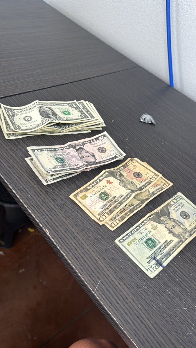 HugoGoldenbloom's tweet photo. Tip mogged my coworkers today #chumpchange https://t.co/hdpm492AIC