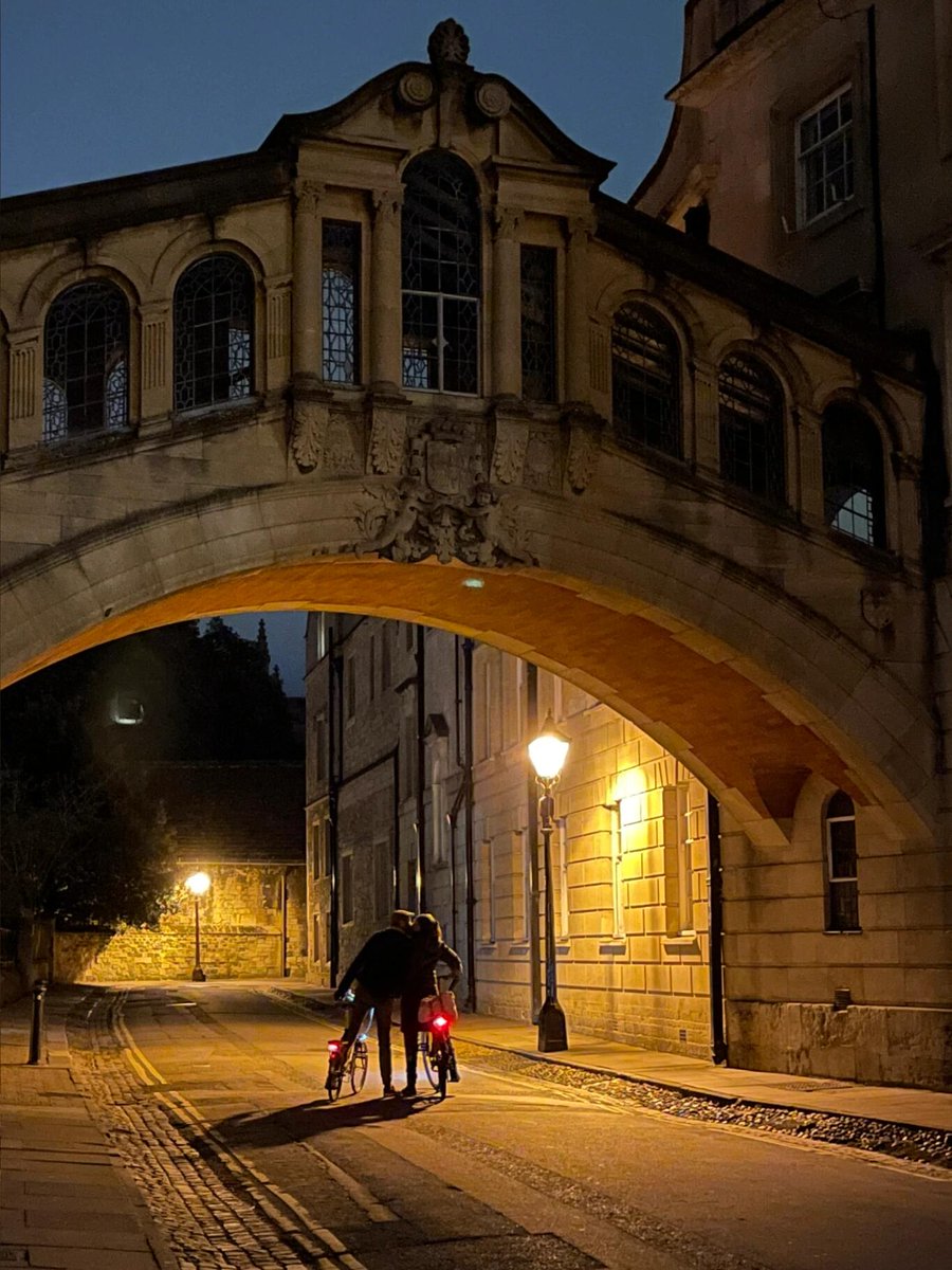 WantDis_CAke's tweet photo. On a night in Oxford, soft light spills from the lamps beneath the bridge.
The two of them ride their bicycles slowly across the ancient Bridge of Sighs. Some moments are quiet and beautiful. #OxfordNight #TwilightAtmosphere https://t.co/8CLlNAduTd