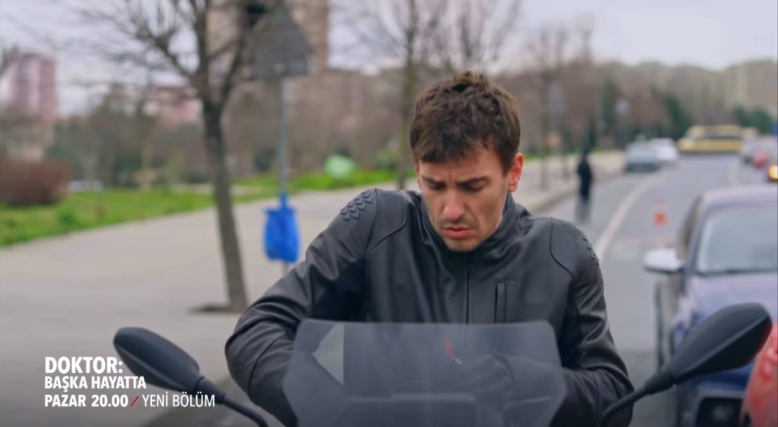 Achwkml's tweet photo. He's so attractive, his curly hair and biker jacket... with his facial features... I'm melting from his beauty.🥵🖤
#DoktorBaşkaHayatta #BertanAsllani https://t.co/GkTg2Sjjhw