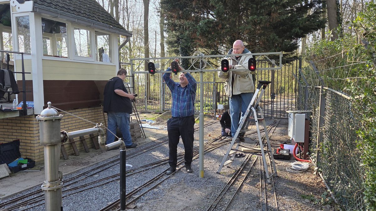maasoever's tweet photo. Een race tegen de klok⏰. Van spoorvernieuwing en het afwerken van het voetpad, tot het inspecteren, smeren en poetsen van alle wagenstammen. 🧽Alles moet klaar zijn voor het nieuwe rijseizoen dat start op za 4 april. 🚂
📷Bekijk alle foto's en klussen op; https://t.co/wVxjjXD94x https://t.co/cwRZdgrMW5