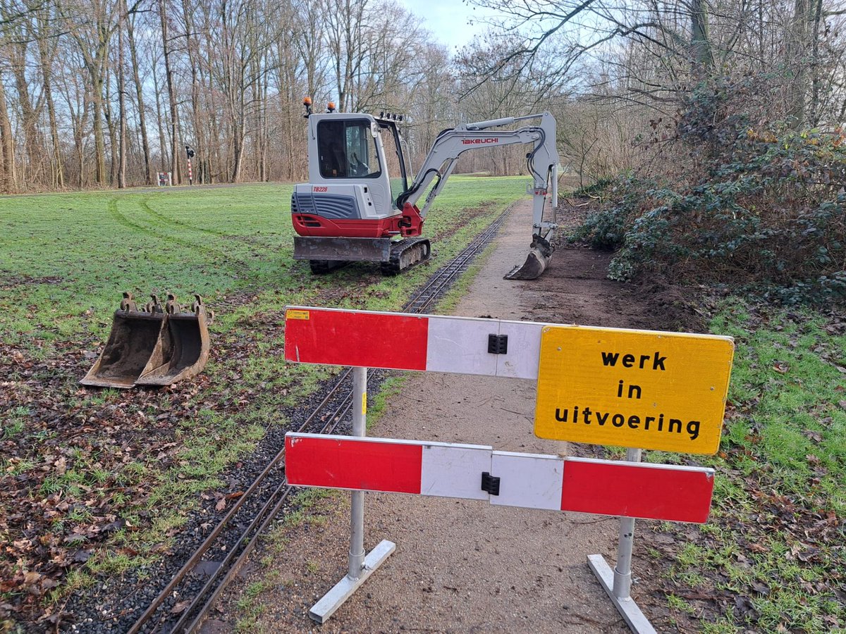 maasoever's tweet photo. Een race tegen de klok⏰. Van spoorvernieuwing en het afwerken van het voetpad, tot het inspecteren, smeren en poetsen van alle wagenstammen. 🧽Alles moet klaar zijn voor het nieuwe rijseizoen dat start op za 4 april. 🚂
📷Bekijk alle foto's en klussen op; https://t.co/wVxjjXD94x https://t.co/cwRZdgrMW5