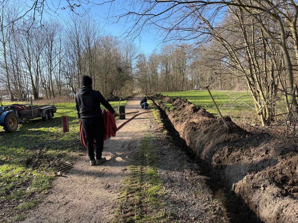 maasoever's tweet photo. Een race tegen de klok⏰. Van spoorvernieuwing en het afwerken van het voetpad, tot het inspecteren, smeren en poetsen van alle wagenstammen. 🧽Alles moet klaar zijn voor het nieuwe rijseizoen dat start op za 4 april. 🚂
📷Bekijk alle foto's en klussen op; https://t.co/wVxjjXD94x https://t.co/cwRZdgrMW5