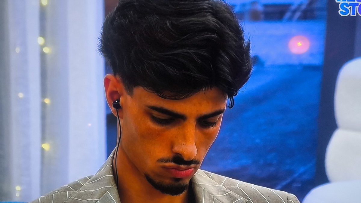 Que dois montes de merda.
A tentarem enterrar a vítima à força toda de uma maneira nojenta, manipulativa, reles, nojenta e deprimente. 
Revoltante #sstvi