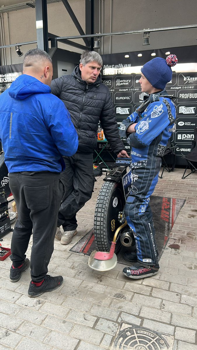 Akrobata71 tweet media