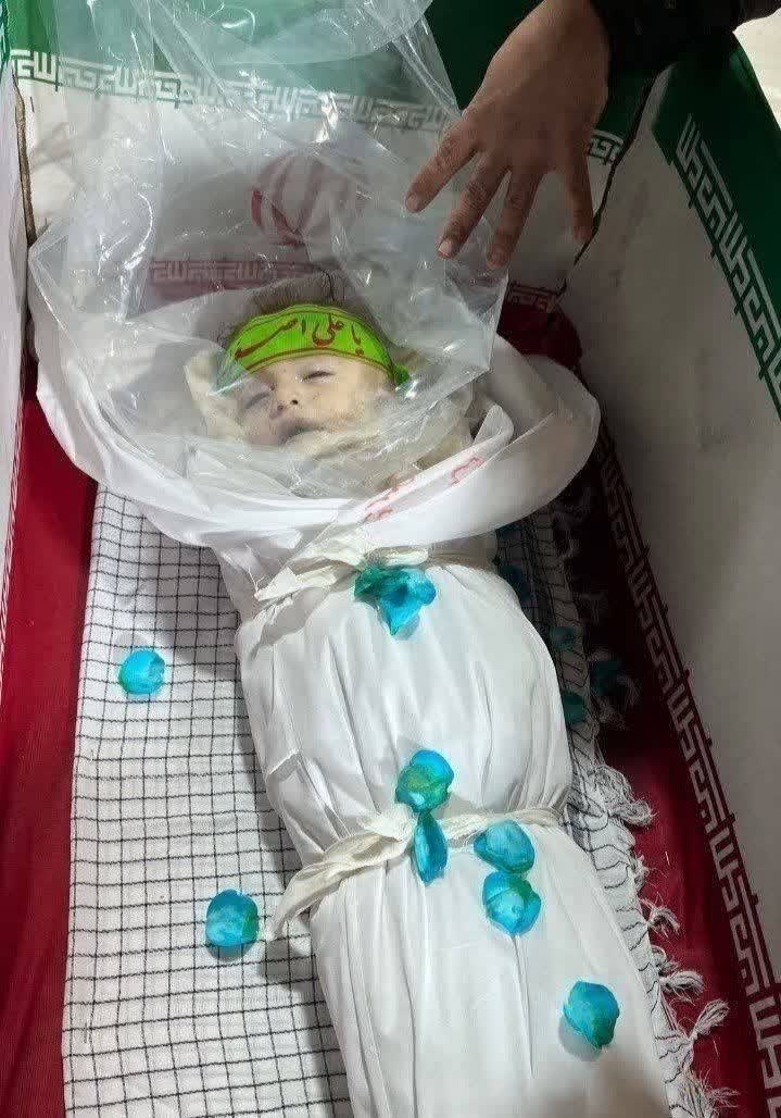 🛑کودک یک ساله‌ای که در حمله وحشیانه آمریکایی صهیونی به منازل مسکونی منطقه پردیسان قم به شهادت رسید.
#تا_پای_جان_برای_ایران 
#پیروزی_وعده_صادق