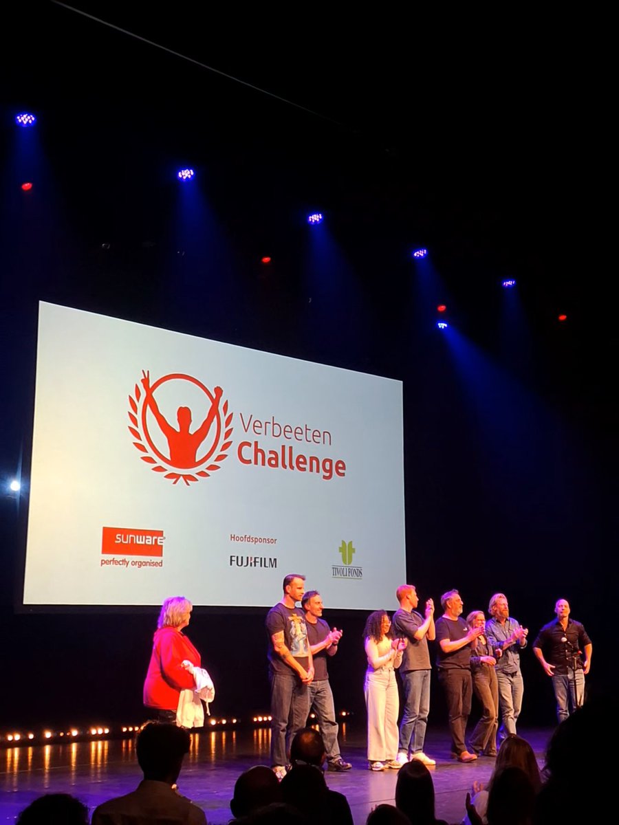 twinteling's tweet photo. 'Lachen is het beste medicijn'.
Bij een benefiet voor @VCsamensterk met geweldige cabaretiers!
Een onwijs mooie en hilarische avond, vol samenhorigheid en liefde. 
Onwijs mooi om hier vanavond bij te mogen zijn! 

@renevanm @HenryvanLoon @JochenOtten https://t.co/EFQz4ffnzB