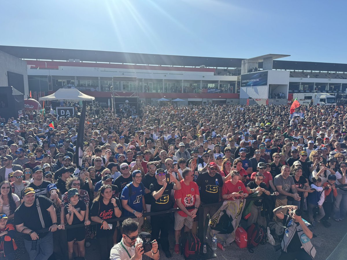 I love my job. Obrigado Portimao 💚 ♥️ 

#PortugueseWorldSBK 🎤 

Next stop <a href="/ttcircuitassen/">TT Circuit Assen</a> 🇳🇱