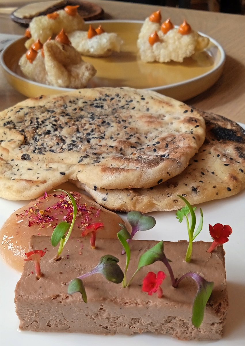 VisceralArauz's tweet photo. Colaboración #Canadá 🇨🇦 #Bolivia 🇧🇴
"South Fire" y #Arami unieron "fuegos", horno y ahumado fueron protagonistas.
W1. Lechón en achiote, nuez moscada e higos encurtidos
2. Paté de cerdo con achachairú
3. Empanadas de maíz
4. Matty, cocinero colaborador.
#PeriodismoGastronómico https://t.co/91pThEbG4e