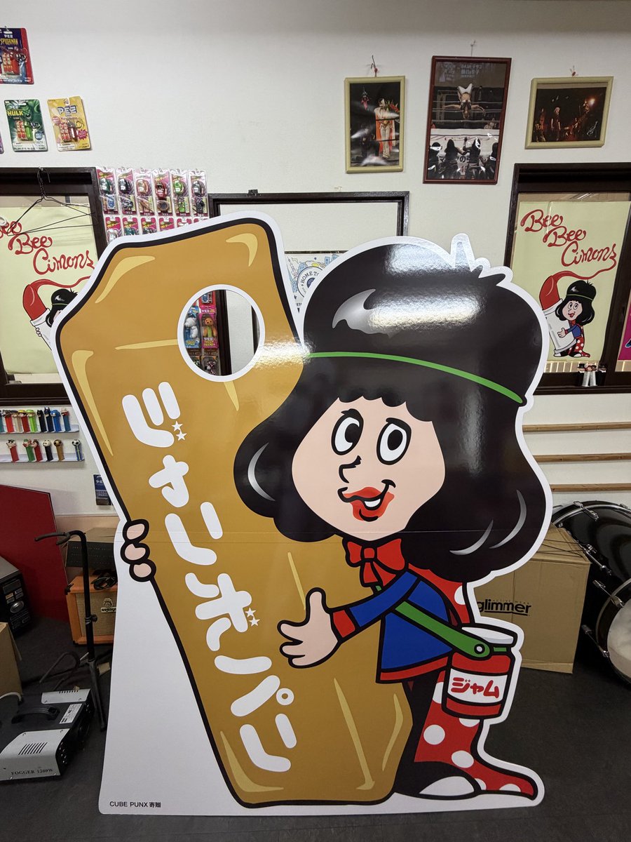 そして昨日はKiNGONS BeeBeeさんのお店BBCに沢山のご来店ありがとうございました！写真は特大文明軒パネル🍞