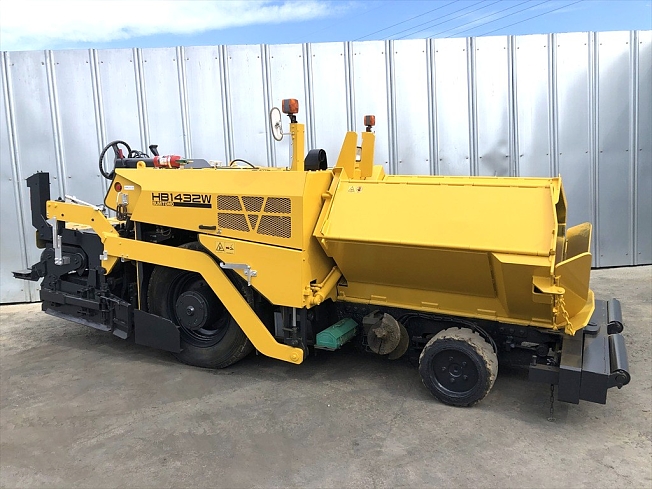 biglemon_kenkey's tweet photo. 🛣️ 舗装工事の効率化なら住友建機HB1432W-5B
舗装幅1.4-3.2m可変式で現場適応力抜群。小型特殊登録で移動コスト削減、稼働3,736時間の実働機。分割払い対応で導入負担軽減👍
商品ID:141719 BIGLEMON掲載中
https://t.co/PZpGxOPlWJ
#舗装工事 #建設機械 #住友建機 #中古建機 #道路工事 #BIGLEMON #ハンドガイドローラー