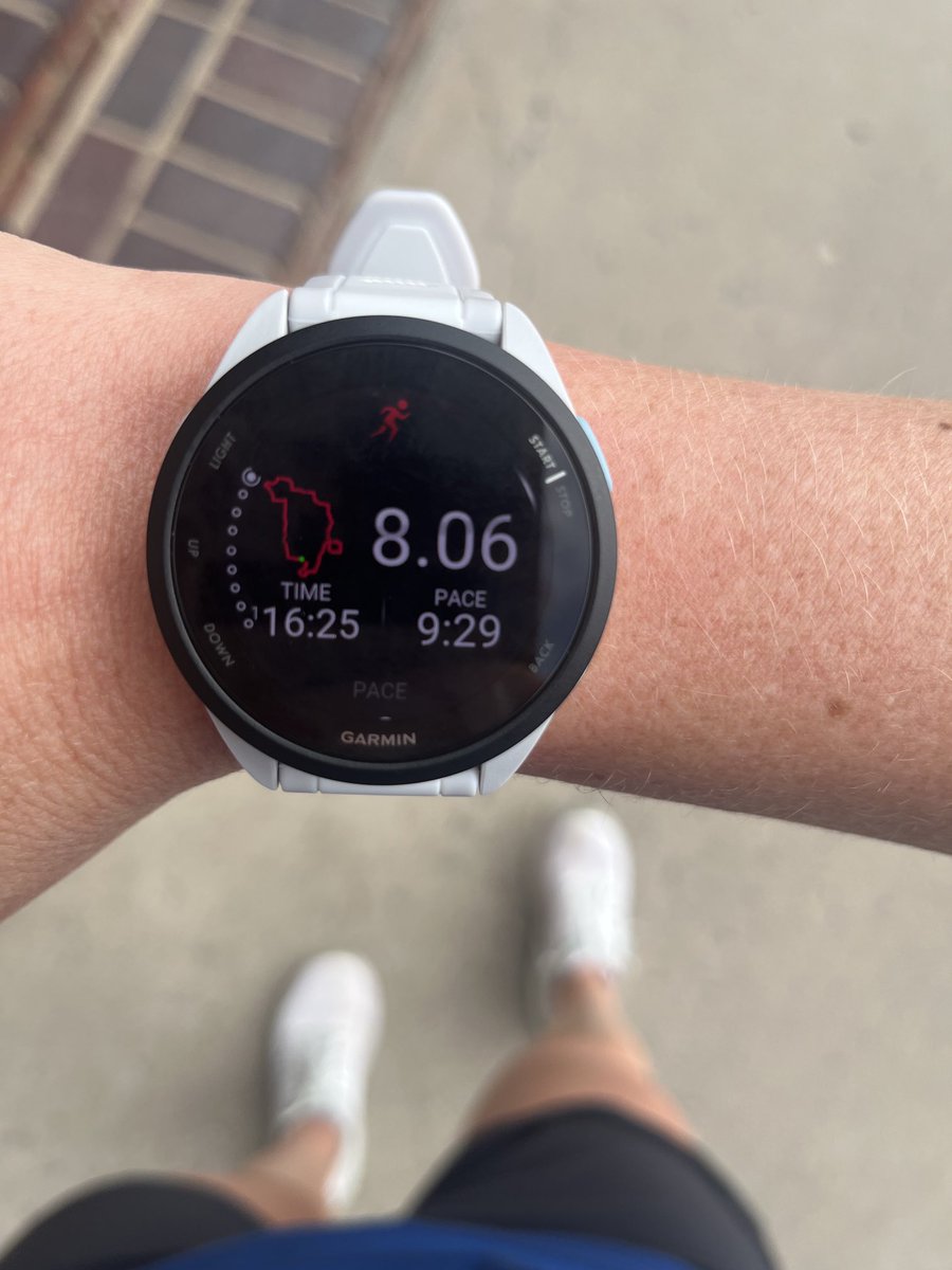 LindsayIRL's tweet image. Runners like to say minutes on the treadmill are the longest minutes.

False. The minutes you spend waiting for the GPS to kick in on a Garmin - those are the longest.

#marathontraining #running #workout #wellness #fitness #exercise #healthyhabits #gratitude