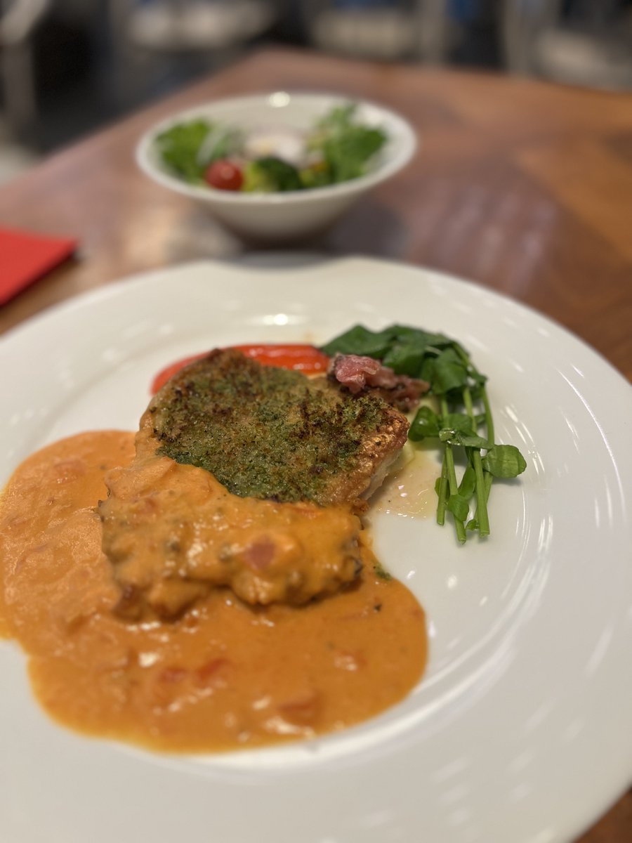 cy_tokyo's tweet photo. 【週替わりランチ】（3/30〜4/3）
チキンのオープン焼きトマトクリームソース¥1,320

鶏もも肉の表面にクレソン、パセリを混ぜたパン粉を乗せて香ばしく焼き上げて、ジューシーに仕上げました。
濃厚なトマトクリームソースが良く合う一品です！
サラダ付き、ライスかパンが選べます。 https://t.co/M0uRqi3Z96