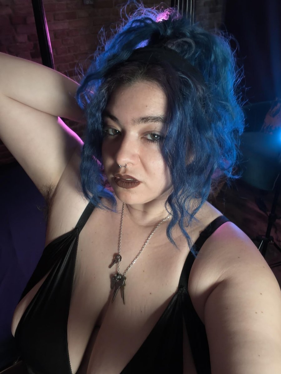 Mon compte principal est de retour 🥹 
Je vous ai manqué ? 

Si vous m'aviez perdue et que vous ne voulez pas que ça se reproduise, allez follow mon secondaire <a href="/Dame_Courbe/">Dame Courbe - Héloïse</a>