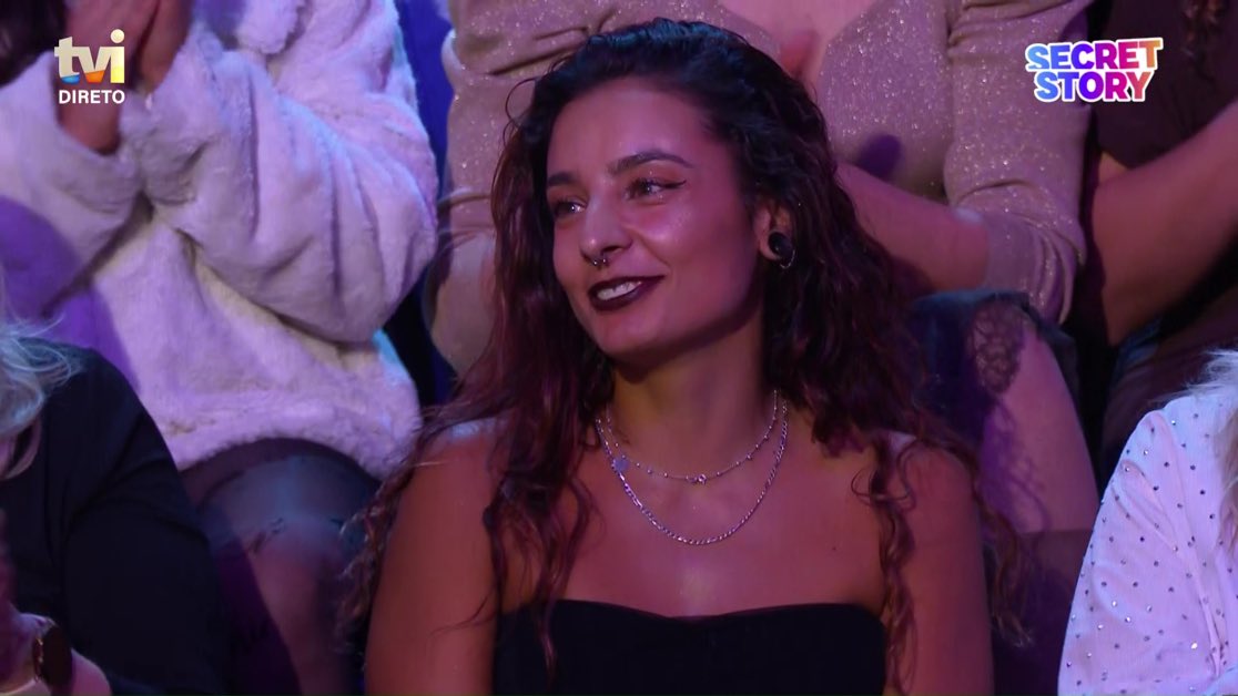 Uma mulher madura, linda e confiante que menciona que a relação é toda com a base em respeito e confiança.

João tem um troféu ao seu lado #sstvi