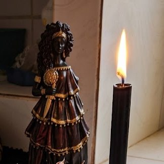 Tarotadvicee's tweet photo. A proteção não está apenas nas ervas, velas ou objetos sagrados. Ela começa dentro de você, na sua verdade e no seu compromisso com a espiritualidade. Quem trabalha com verdade nunca caminha sozinho na estrada da vida ou da calunga. Confie nos seus guias e siga em frente!+ https://t.co/NyfL84IhEV