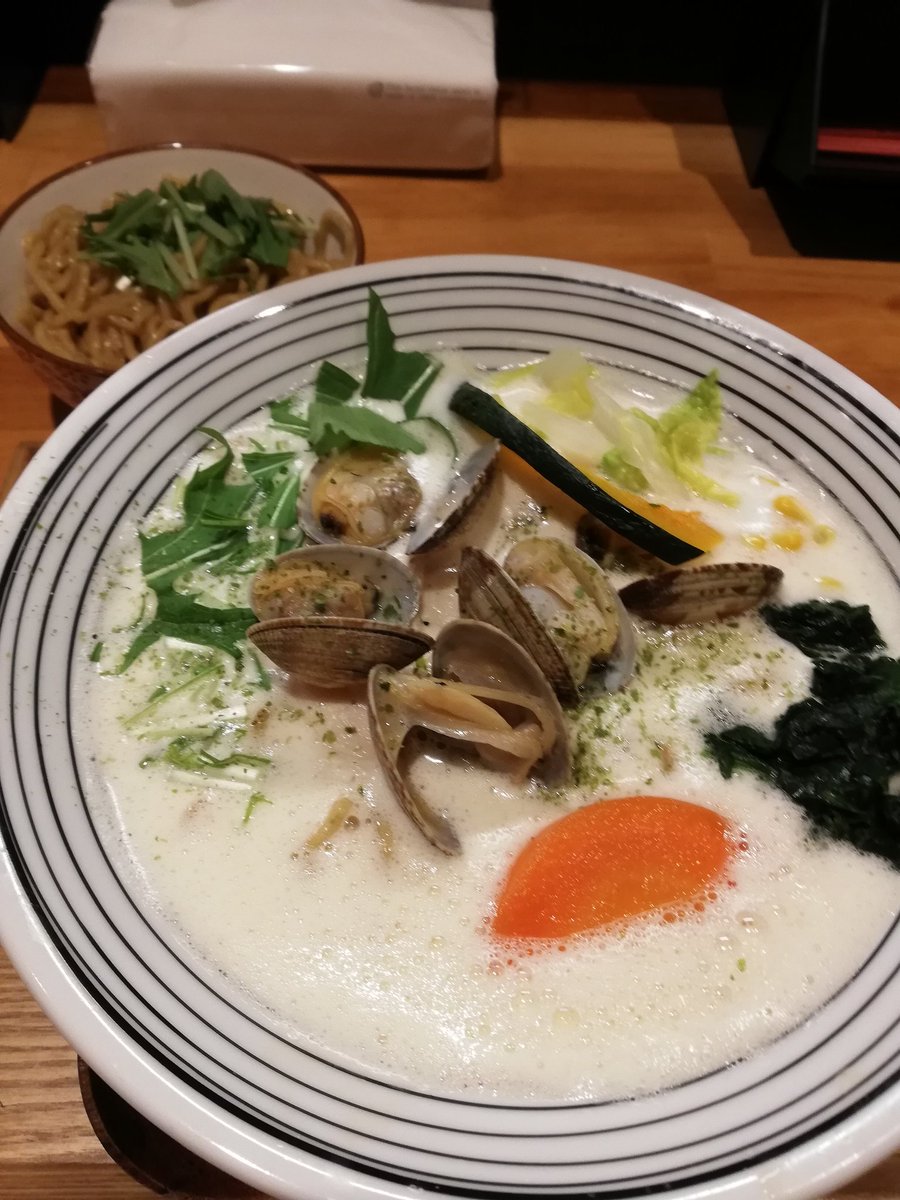 HA44778167's tweet photo. 2026/3/22
とりそばかっとさんの
あさりガーリックバター限定ラーメン

美味しかった！
あさりの出汁に
ガーリックに
バターよ？

間違いない

もちろん
定番鉄板の
鶏白湯味噌も

限定とはいえ
またやってほしいな

#和歌山駅
#みその商店街 
#ラーメン https://t.co/OrvrOMF5zG