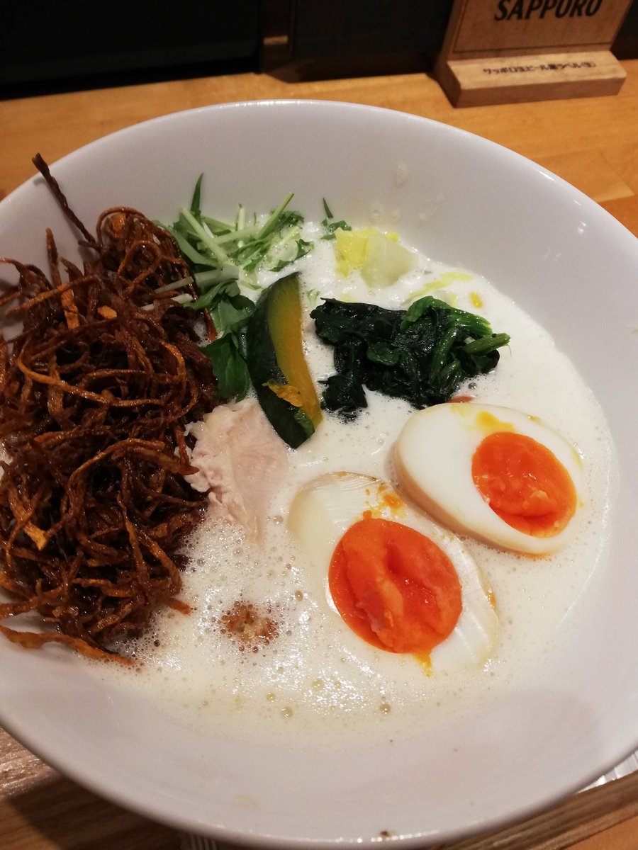 HA44778167's tweet photo. 2026/3/22
とりそばかっとさんの
あさりガーリックバター限定ラーメン

美味しかった！
あさりの出汁に
ガーリックに
バターよ？

間違いない

もちろん
定番鉄板の
鶏白湯味噌も

限定とはいえ
またやってほしいな

#和歌山駅
#みその商店街 
#ラーメン https://t.co/OrvrOMF5zG