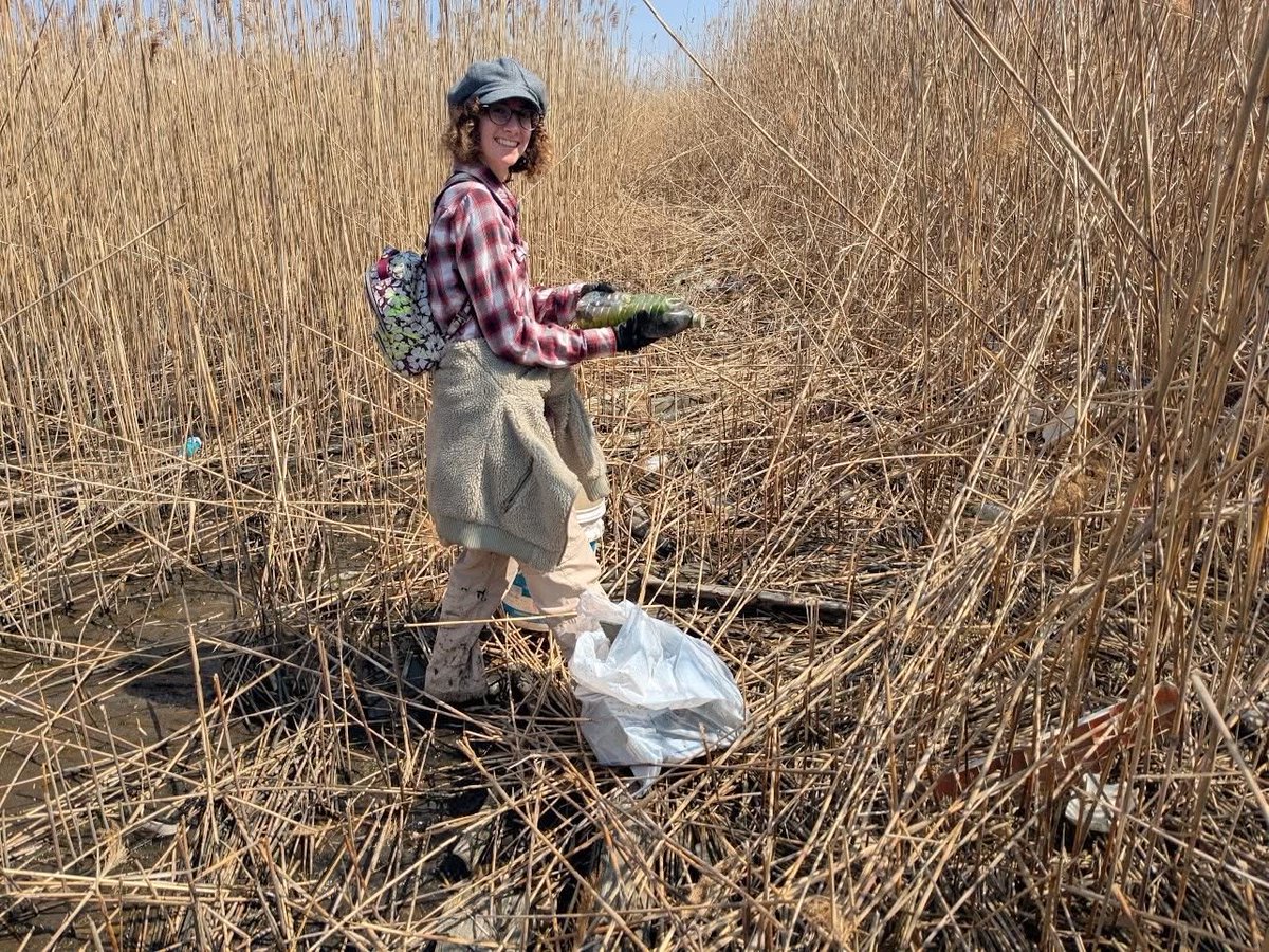 RiverCleanUpTKY's tweet photo. Four volunteers collected 25 bags of trash at the Tamagawa River clean up event.

 the weather was wondeful as we cleaned the coast line across from Haneda airport. Later in the afternoon planes began to take off almost overhead and locals came out to watch and take photos. https://t.co/EzkzYJpQtN