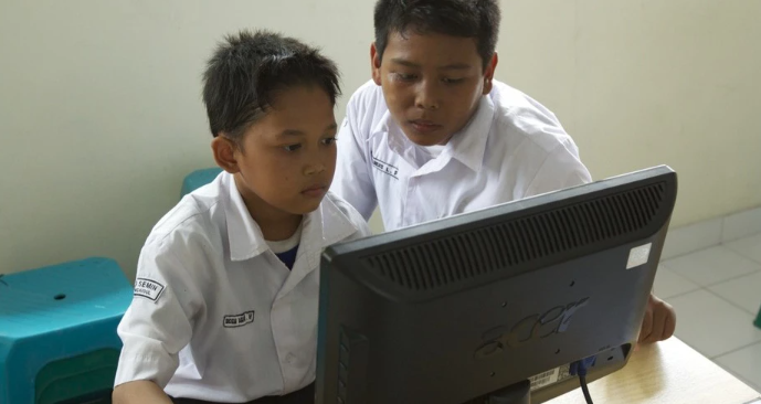 WBG_Digital's tweet image. How can we ensure technology drives development for all? By putting people first. 

Here are a few inspiring examples of tech improving lives. wrld.bg/KFOI50YApH0 

#DigitalDivide #HumanCapital