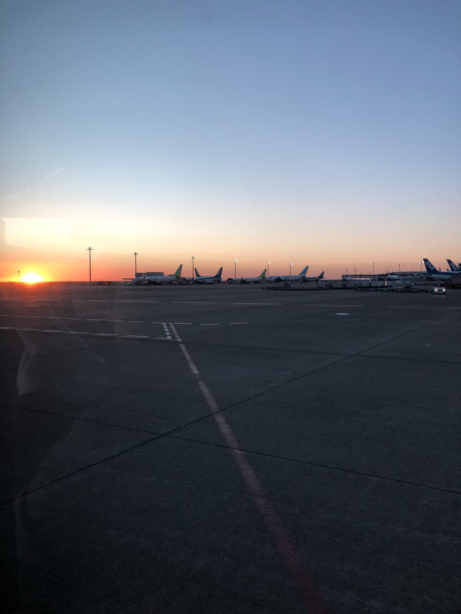 shige978's tweet photo. 誰も居ないラウンジ☕️久しぶりの朝イチ✈️です！素晴らしい🌅👍 https://t.co/v61kcYtqvO