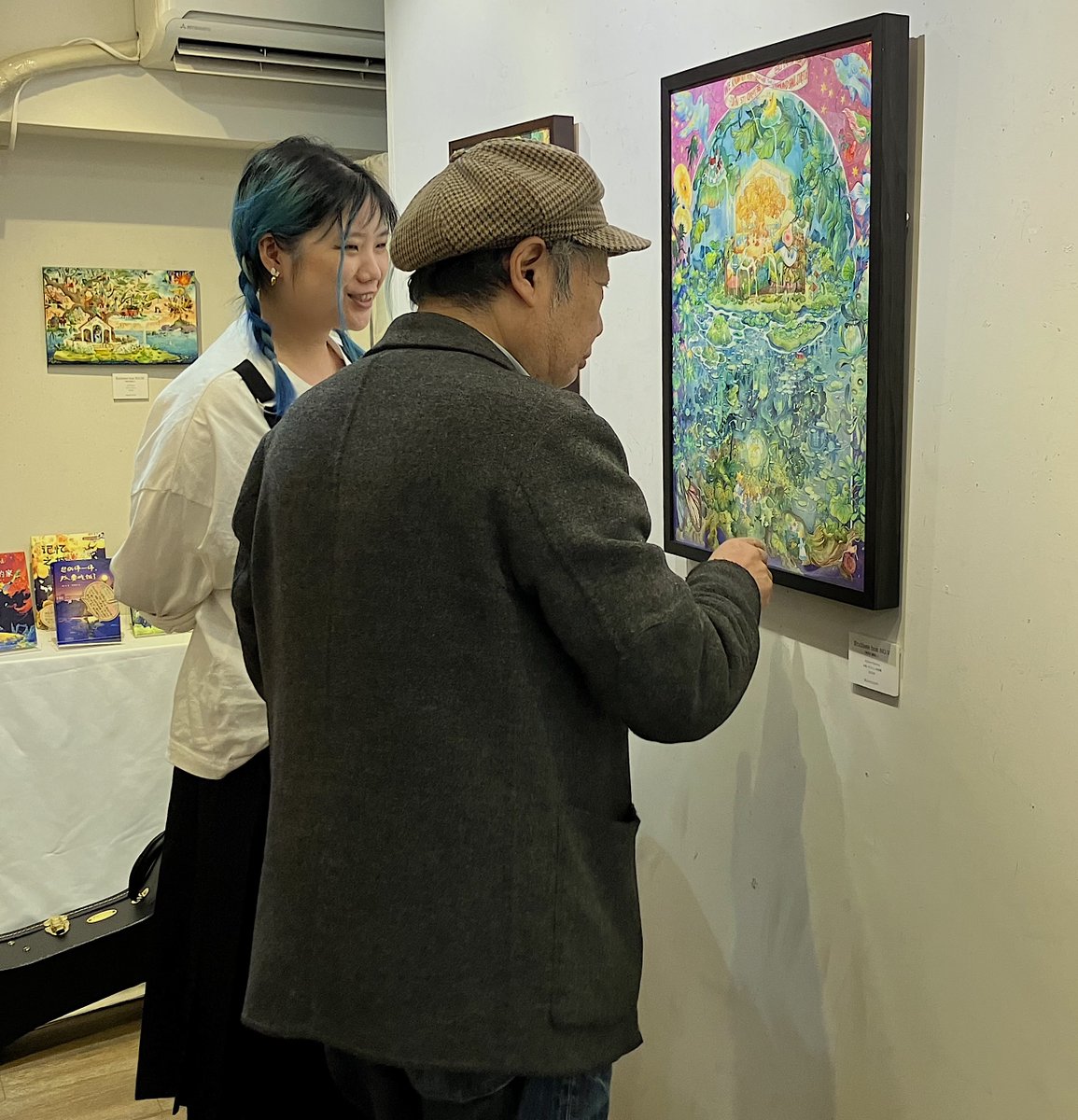 アンバーちゃんの個展無事終了。素敵な時間を共有できて私も幸せ。絵の展示に関われて嬉しかったな。唱歌ライブもみんなに喜んでもらえてよかった。私もたくさん学ばせていただきました。<a href="/souteiyawa/">折原カズヒロ＠デザイン＆ギャラリー装丁夜話</a> 折原さん、淳子さん本当にありがとうございました！<a href="/AmberrNeverland/">Amberwonderland</a> ちゃん次は上野で2人展！