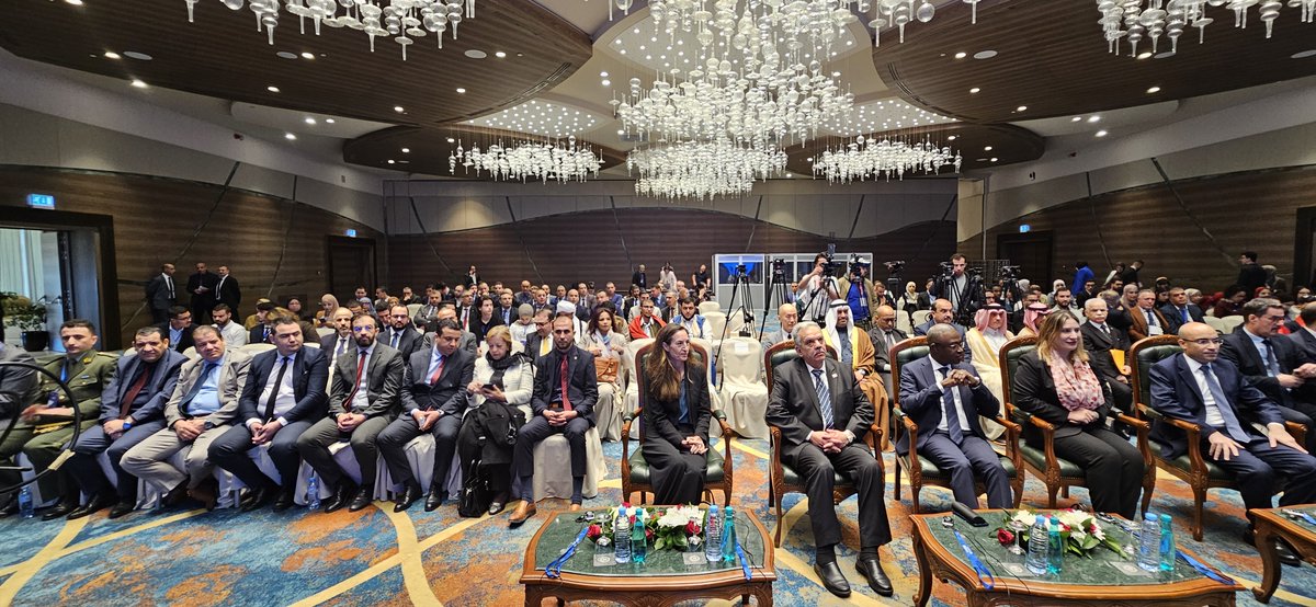 PNUDAlgerie's tweet image. 1️⃣ #Alger a accueilli les 28-29 mars 2026 le Forum arabe de la jeunesse, de la paix et de la sécurité, réunissant jeunes, experts et décideurs pour renforcer leur rôle dans la paix, la sécurité et le développement durable. #YouthPeaceSecurity #Algérie