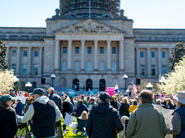 FCDemsKY's tweet photo. Frankfort stood up, and we weren't alone. 

Thank you to everyone who joined us on Saturday for the No Kings protest! Alongside more than 3,000 other organized protests nationwide, our community said loud and clear: we've had enough. While this administration strips Medicaid, SNAP, and the many services Kentucky families depend on, they fill their own pockets and choose war over the people they're supposed to serve.

America serves No Kings!
Follow us for updates on how to be more involved here in Frankfort.

#nokingsfrankfortky