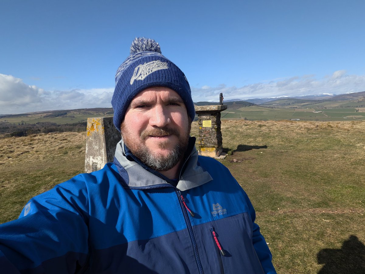 davierobbo's tweet photo. Braw day for the hill the day 💨💨💨💨 https://t.co/64ppRfseCA