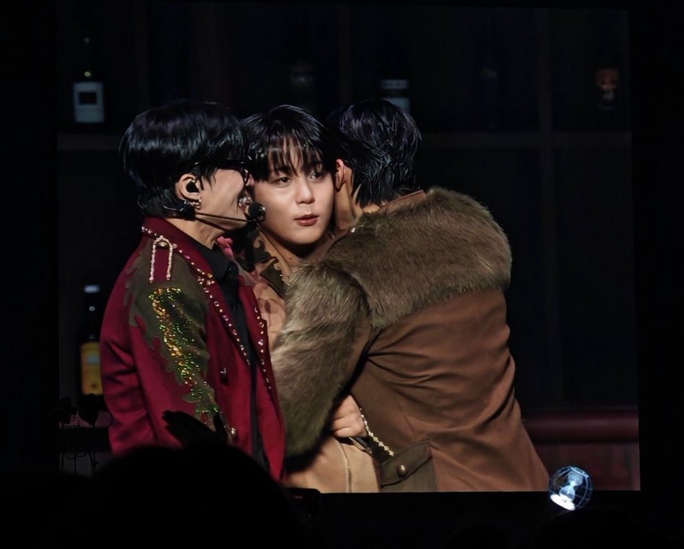 honey 🧸 — 🥂“나의 신 나의 우주。” tweet media