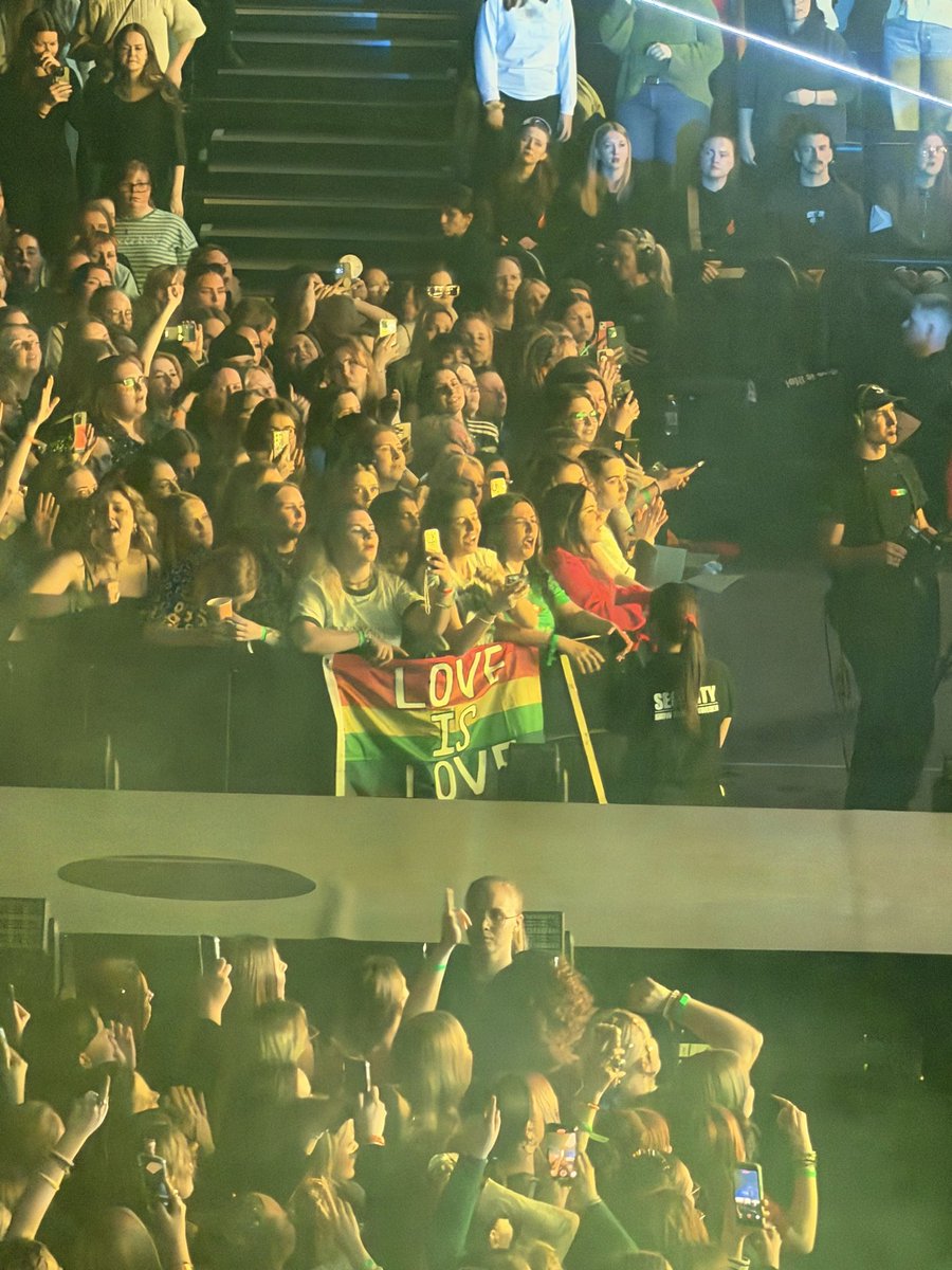 RainbowDirection tweet media