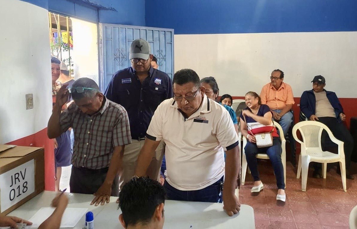 ARENAOFICIAL's tweet photo. ¡Estamos en la recta final!

Miles de areneros ya han salido a votar, demostrando compromiso, convicción y ese espíritu que nos distingue.
Porque cuando se trata de organizarnos y defender nuestros principios, lo dejamos claro: somos el partido más organizado de El Salvador. 🇸🇻
Si aún no has participado, este es el momento. Los centros de votación están por cerrar y tu voz sigue siendo clave.
🗳️ ¡Súmate y haz que tu voto cuente!
#EleccionesInternas #ARENA #ElSalvador
