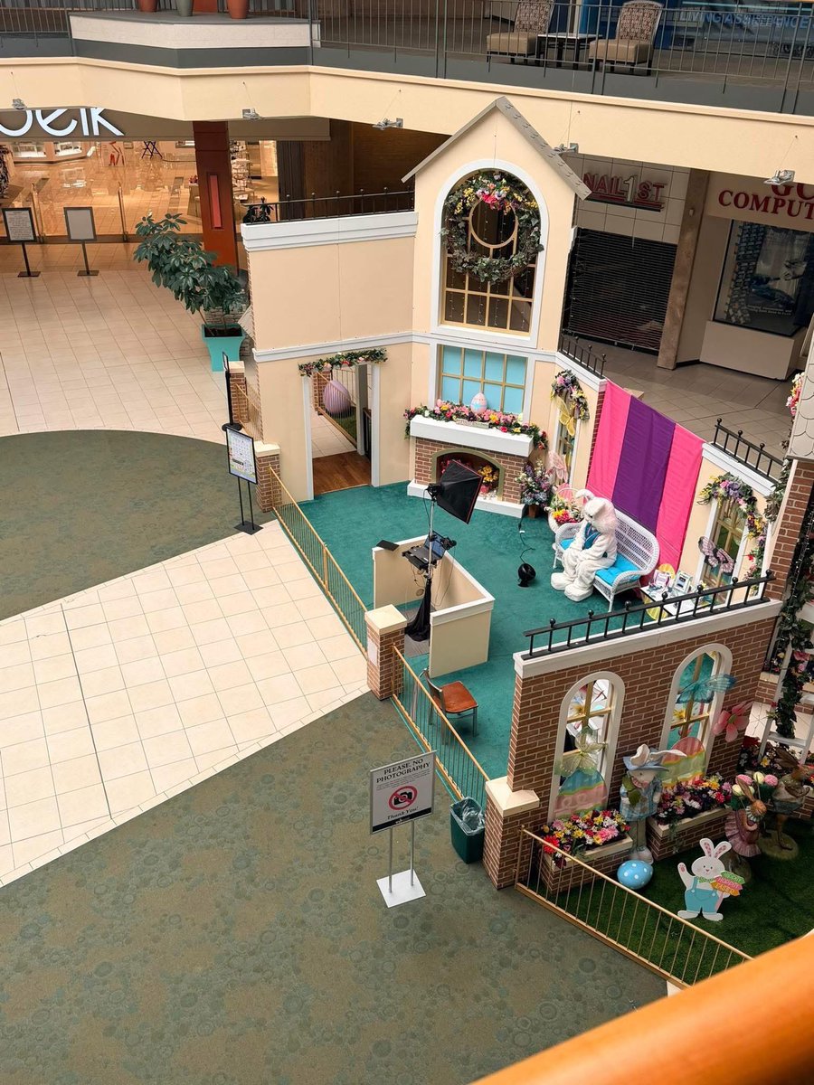 StuckeyStop's tweet image. What’s happened to malls in America (photo by my brother, Scott Stuckey)
#deadmalls #abandonedplaces